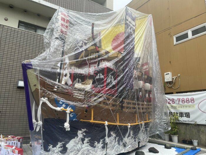 雨のためにシートを被せてあった。本番を楽しみに…