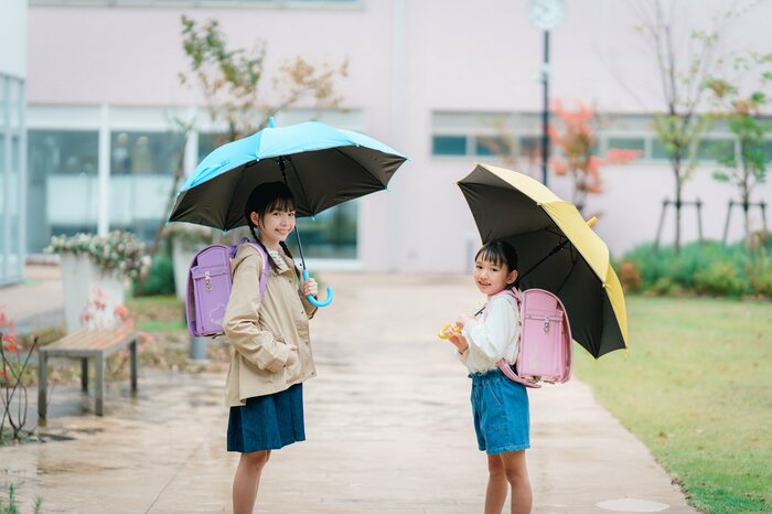 雨の日でも使える晴雨兼用仕様 左:無地サックス 右:無地イエロー