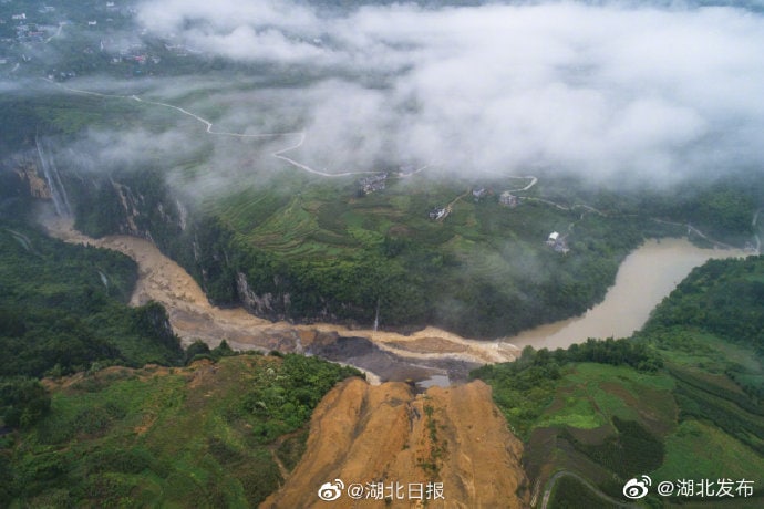 大規模土砂崩れが川をせき止めた湖北省恩施トゥチャ族ミャオ族自治州(ウェイボより)