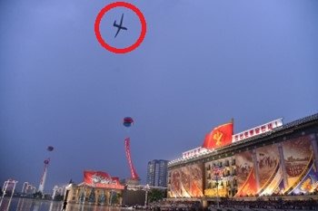 パレードの上空を飛ぶ「セッビョル-4型戦略偵察無人機」(労働新聞・7月28日)