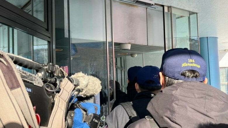 【速報】スキー場のエスカレーターで5歳男児が挟まれて窒息死…業務上過失致死の疑いで家宅捜索_事故当時は緊急自動停止装置が作動しておらず〈北海道小樽市〉｜FNNプライムオンライン