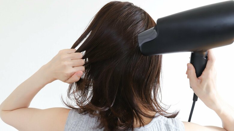 「ドライヤーの温風は髪に悪い」は間違い！ダメージを与えない正しい乾かし方　艶髪を目指すなら仕上げに「冷風」を当てて｜FNNプライムオンライン
