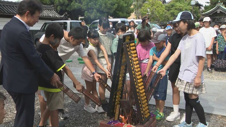 “パチパチ”の語呂合わせ…8月8日は「そろばんの日」神社で使わなくなったそろばんをお焚き上げで供養｜FNNプライムオンライン