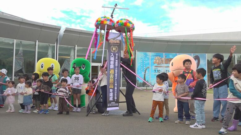 福井県立恐竜博物館の特別展で入場者数が過去最多を更新　「竜脚類」テーマにアジア最大級のシンジャンティタンの実物化石など展示　11月3日まで｜FNNプライムオンライン