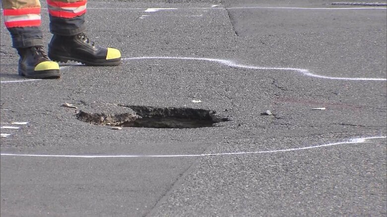 【騒然】「穴があいている」と110番通報…道路が縦・横約1メートルの大きさで陥没　一時通行止めも修復工事は完了｜FNNプライムオンライン