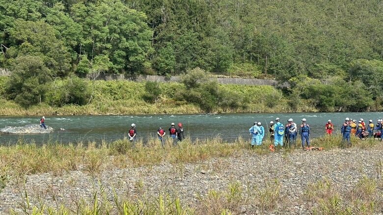 【石狩川に遺体】「中州に人のようなものが浮いている」釣り人から通報…着衣は“肌着にパーカーのみ”の高齢男性＿〈北海道旭川市〉｜FNNプライムオンライン