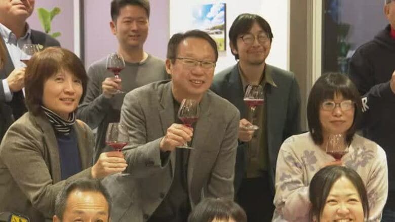 ＦＣ今治“里山”で作ったブドウのワイン完成！岡田会長とボランティアが乾杯会　１本は優勝で【愛媛】｜FNNプライムオンライン