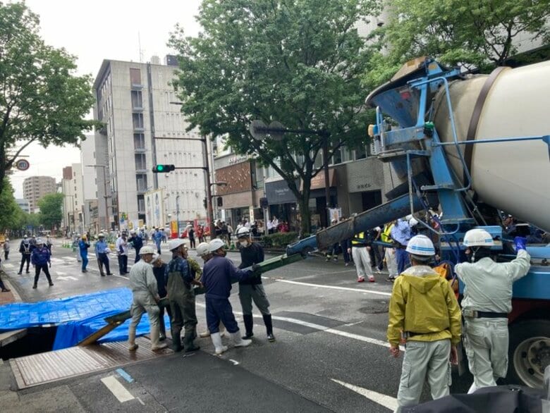 【続報】陥没の深さは約2メートル　埋め戻しに「流動化処理土」　9年前の大規模陥没事故の復旧でも使用　舗装後に通行再開へ　福岡市｜FNNプライムオンライン
