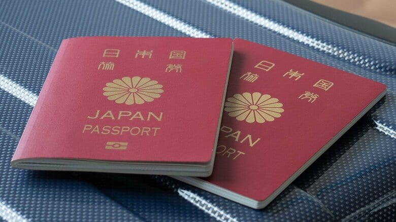 パスポート発行手数料7000円引き方針　18歳以上の「10年旅券」約9000円に　「5年間旅券」廃止｜FNNプライムオンライン