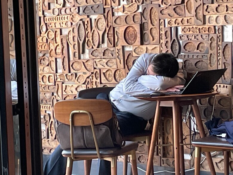 喫茶店で弁当を食べた男性はその後、寝入った