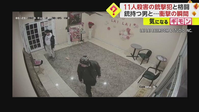 少し振り返りつつ、歩いてダンススタジオを出る男