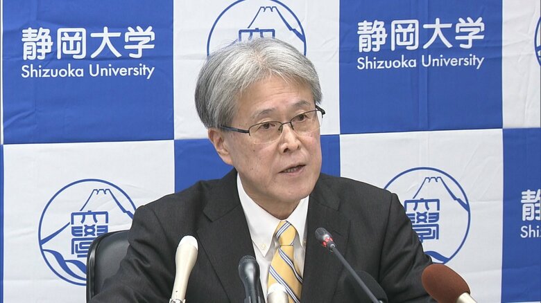 会見する静岡大・日詰学長（10月31日）