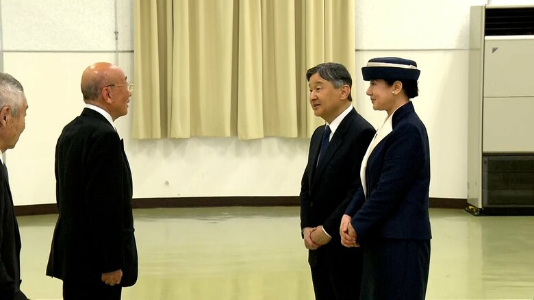 遺族らと懇談される天皇皇后両陛下