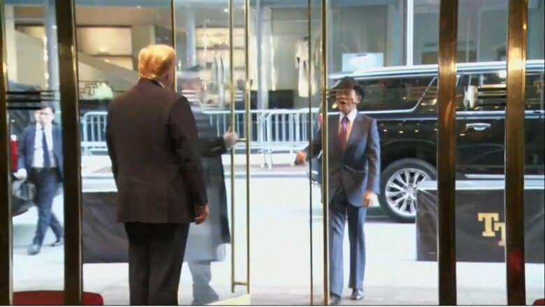 トランプ氏の出迎えで驚く麻生氏