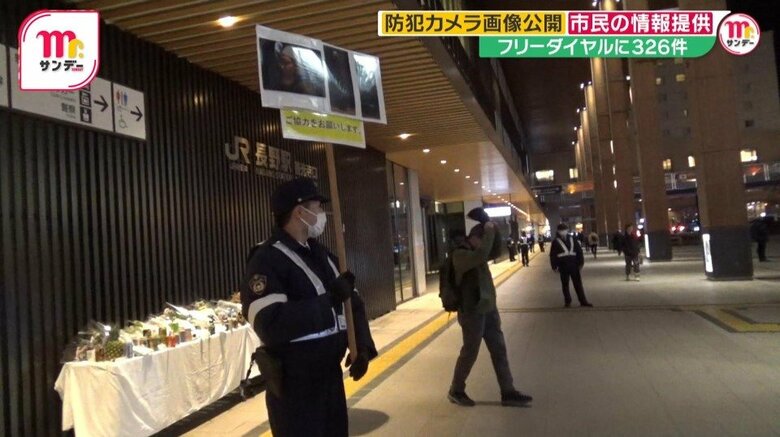 献花台には多くの花が手向けられていた