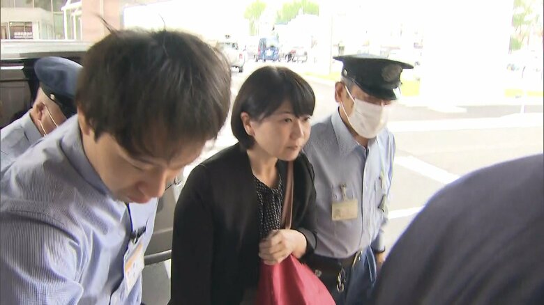報道陣の問いかけにも無言…前橋市役所に入る小川市長　３日朝