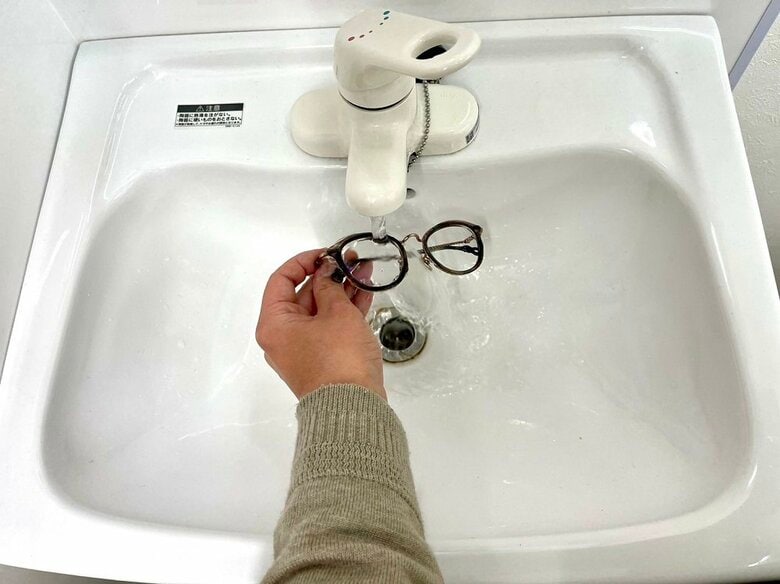 通常時のメガネのお手入れ方法（1）まずは水洗い　お湯はNGなので注意！（提供：坂田頼彦店主）