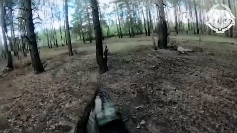 銃を撃ち前進するウクライナ軍特殊作戦部隊（ハルキウ付近・9月12日公開）