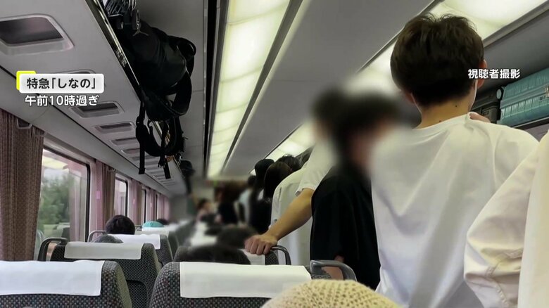 特急「しなの」車内の立ち乗り客の様子
