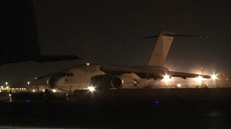 日本時間25日午前1時過ぎ、スーダンから退避する日本人を乗せた自衛隊機がジブチに到着
