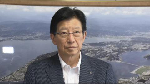 取材に応じる川勝知事