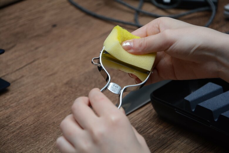 スポンジの柔らかい面で挟んで刃に対して水平に動かす