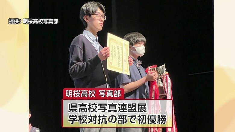 表彰式で賞状を手にする佐藤慧部長（左）