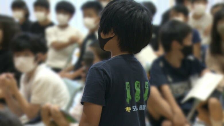 自分の考え方や気持ちを発表する子供たち