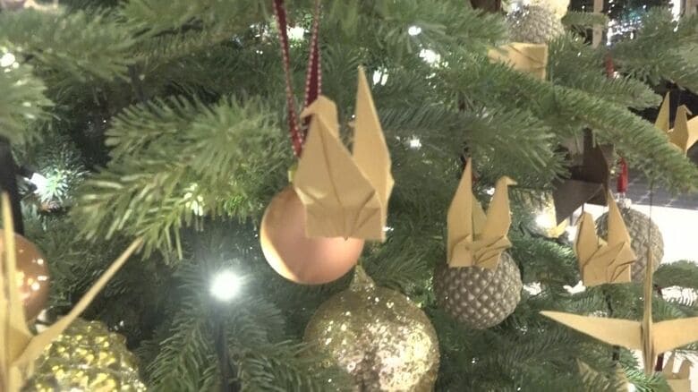 ホテルのクリスマスツリーに「折り鶴」が