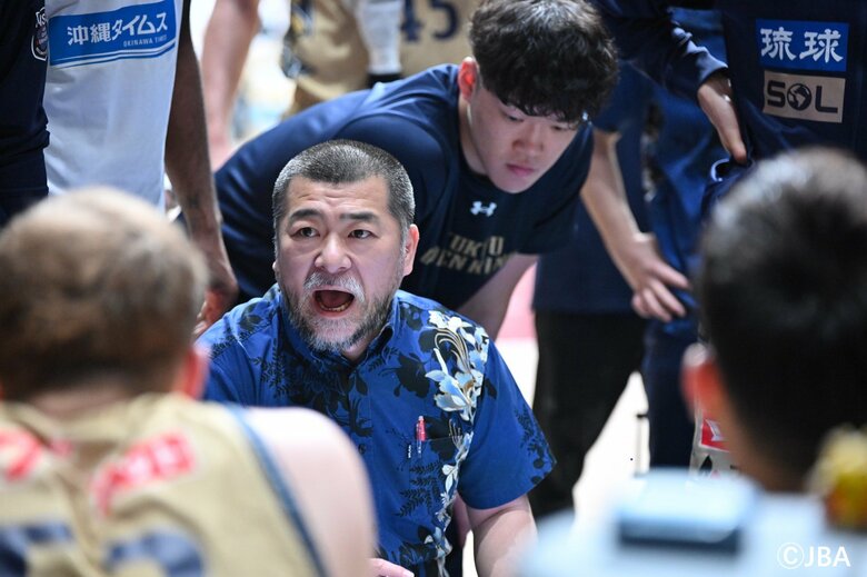 天皇杯決勝での琉球・桶谷大監督（16日、さいたまスーパーアリーナ）