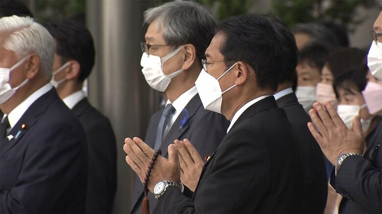 霊柩車は、首相官邸に入ると、車寄せを一周した。岸田首相や松野官房長官らが、手を合わせて見送った。