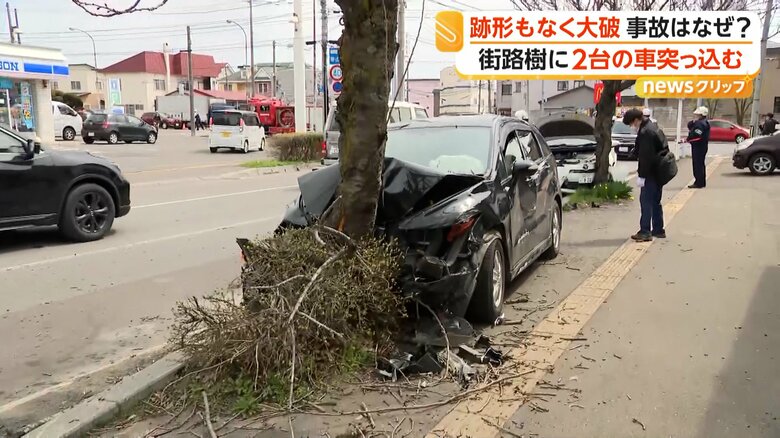街路樹に突っ込んだ2台の車
