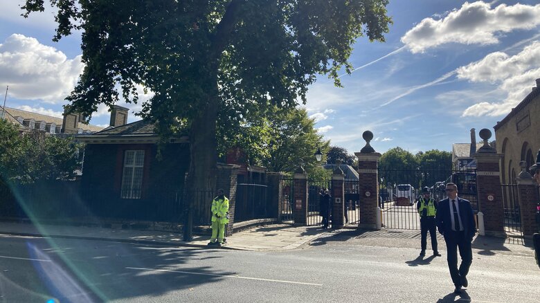 バス乗り場となったチェルシー王立病院は、厳重な警備態勢が敷かれていた。