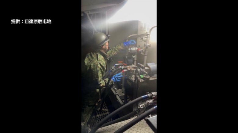 機材の故障に対処する自衛隊員