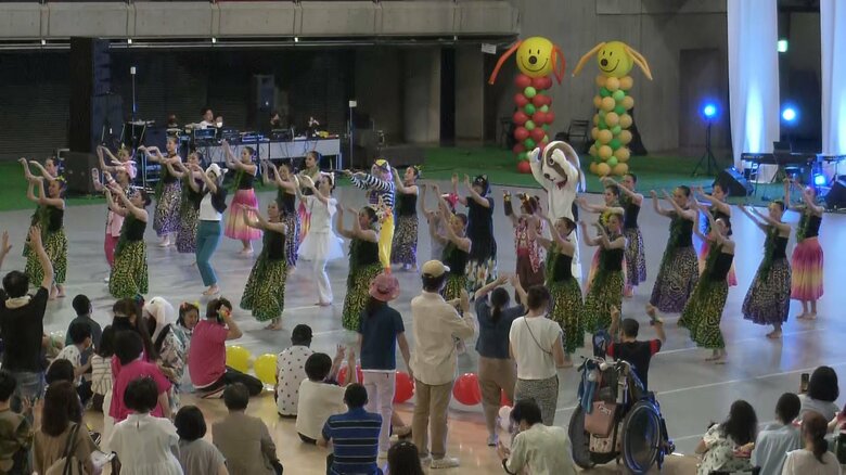 フラダンスを披露する関東学院中高ダンス部