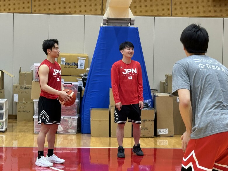 公開練習での河村勇輝（16日、都内）