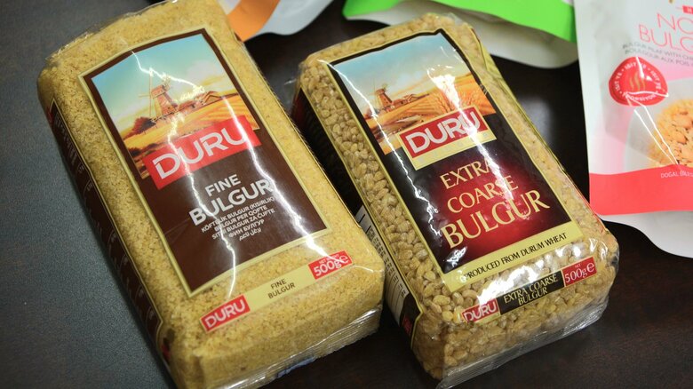 これがブルグル。左は細挽きで右が粗挽き