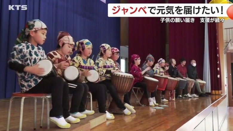 アフリカの布で作った衣装を着てジャンベを演奏