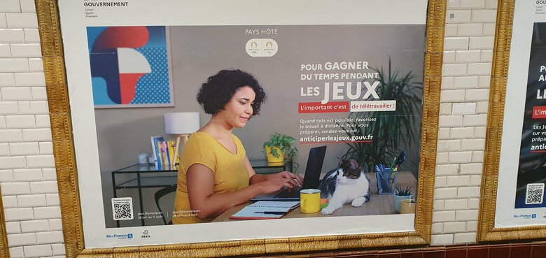 地下鉄の通路でテレワークを呼びかける看板