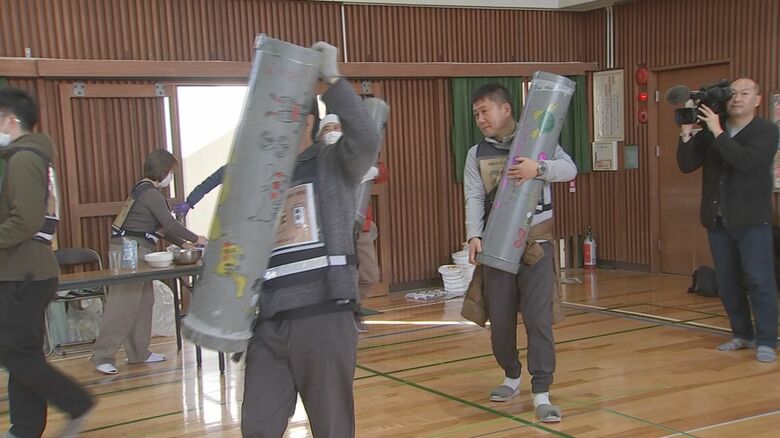 タイムカプセルを体育館に運ぶ