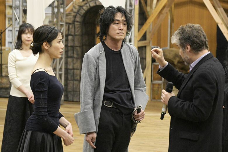 役者たちに演技アドバイス【撮影：上原タカシ】