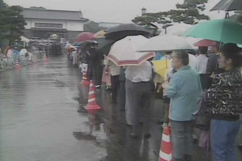 昭和天皇のお見舞いの記帳のために並ぶ人々