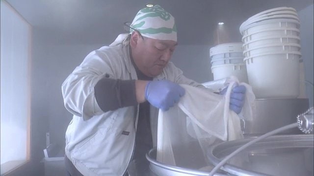 酒造りをする日吉酒造店の日吉智さん