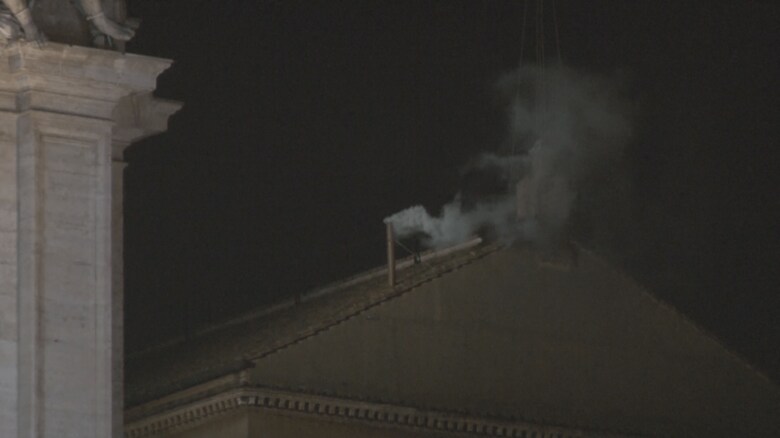 システィーナ礼拝堂の煙突から立ち上がる白い煙（2013年3月）