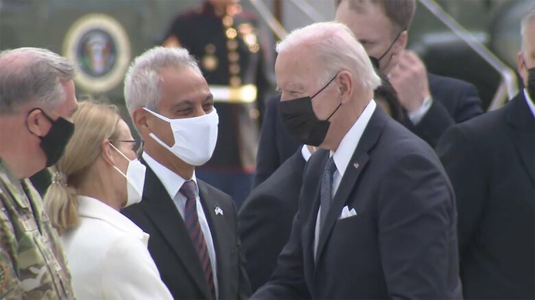 エマニュエル駐日米大使らと挨拶するバイデン大統領