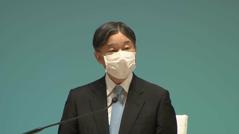 おことばを述べられる陛下