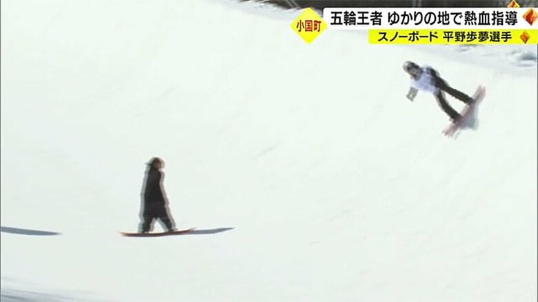 参加した子どもと一緒に滑る平野選手(写真：左)