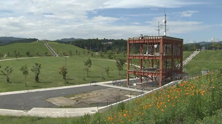 防災対策庁舎の周囲はかさ上げされ震災祈念公園になった