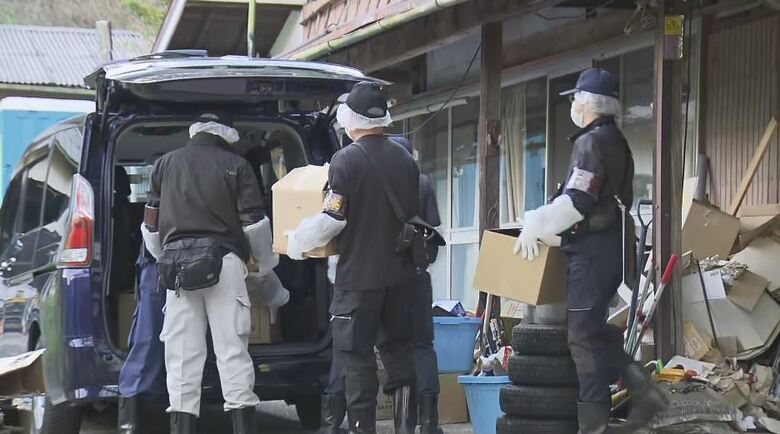 警視庁による家宅捜索