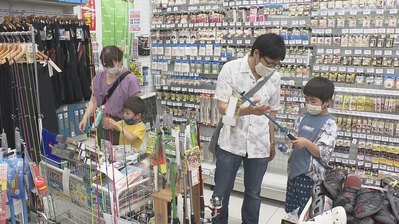 コロナ禍でブームの「釣り」　釣り具屋も賑わいをみせる